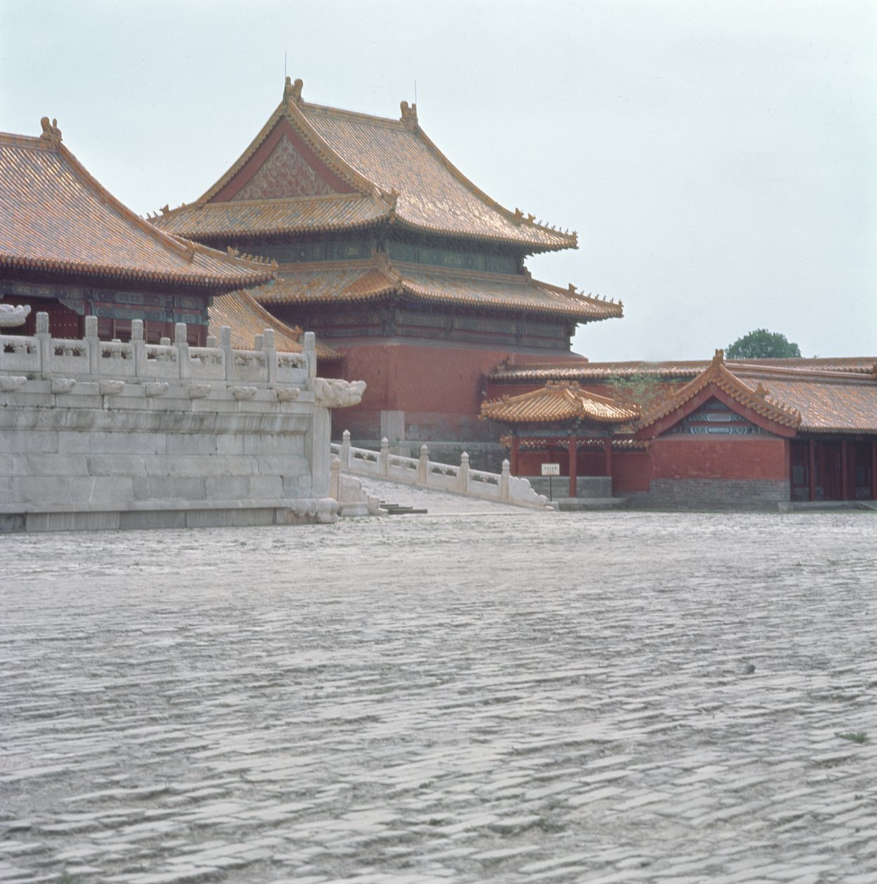 Dubbel takfotspaviljong och marmorterrass, Mingdynastin (foto) av School Chinese