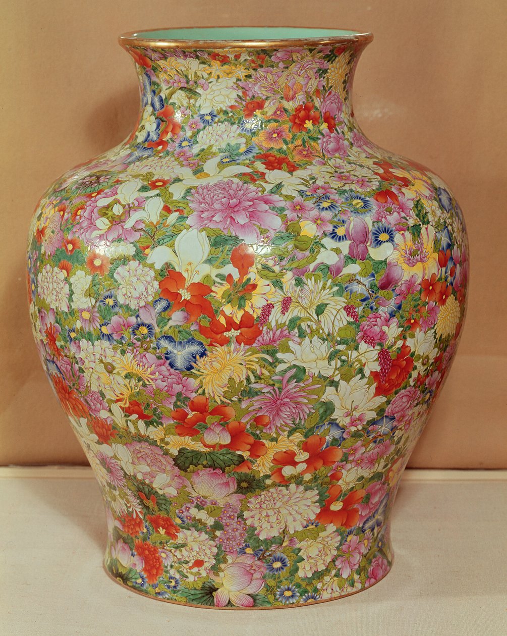 Famille Rose vas med tusen blommor dekoration, Qianlong Dynasty av School Chinese