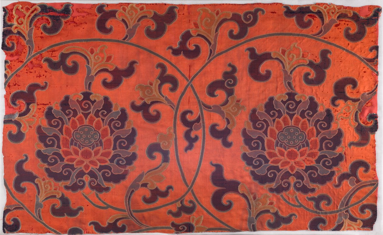 Fragment av textil med mönster av rullande lotusblommor, stjälkar och blad (svivelvävd satin) av School Chinese