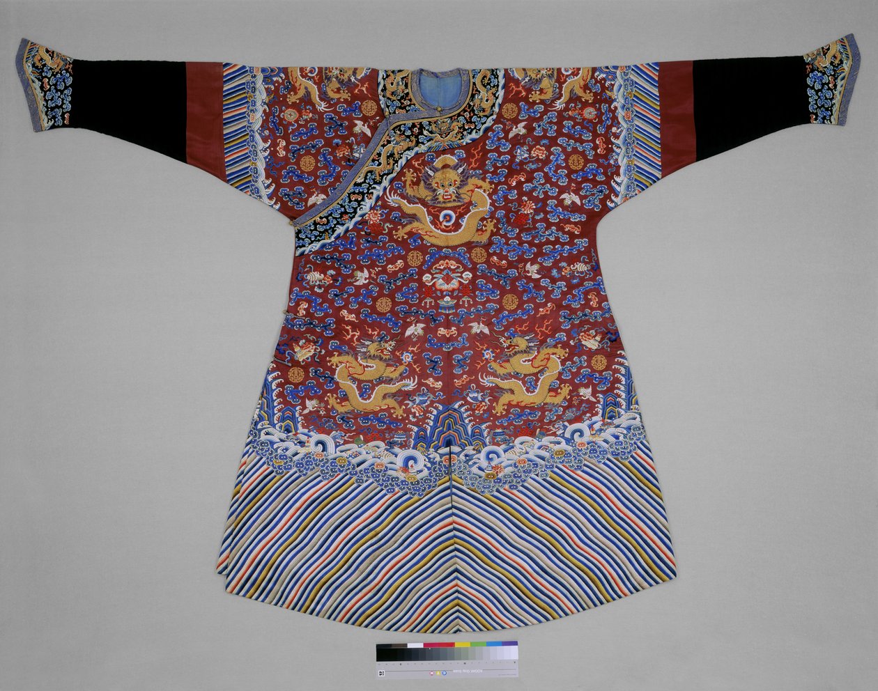 Imperial Robe, sent 1800-tal (Siden med broderier (satinsöm, inkräktande satinsöm, delad stygn, rak stygn, kinesisk knut, soffa, kontur, lagd arbete, knapphål)) av School Chinese