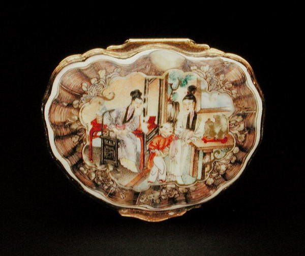 Lock av snusdosa i form av ett skal, Qianlong period (1736-95) c.1760 (porslin) (se även 210139) av School Chinese
