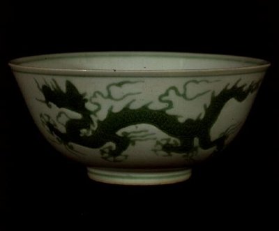 Ming grön drakskål, Hong-hsi period, ca 1425-35 (porslin) av School Chinese