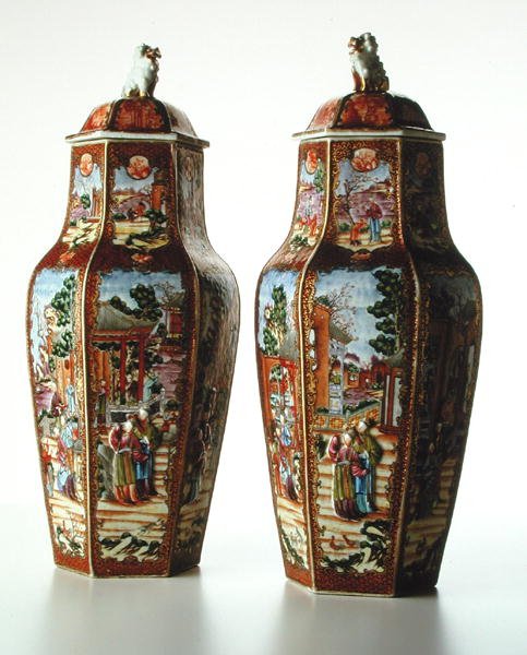 Ett par kinesiska hexagonala vaser med omslag, Qianlong-period (1736-95) (porslin) av School Chinese