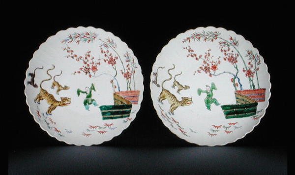 Ett par fat dekorerade med famille verte-emaljer i Kakiemon-stil, Kangxi-period av School Chinese
