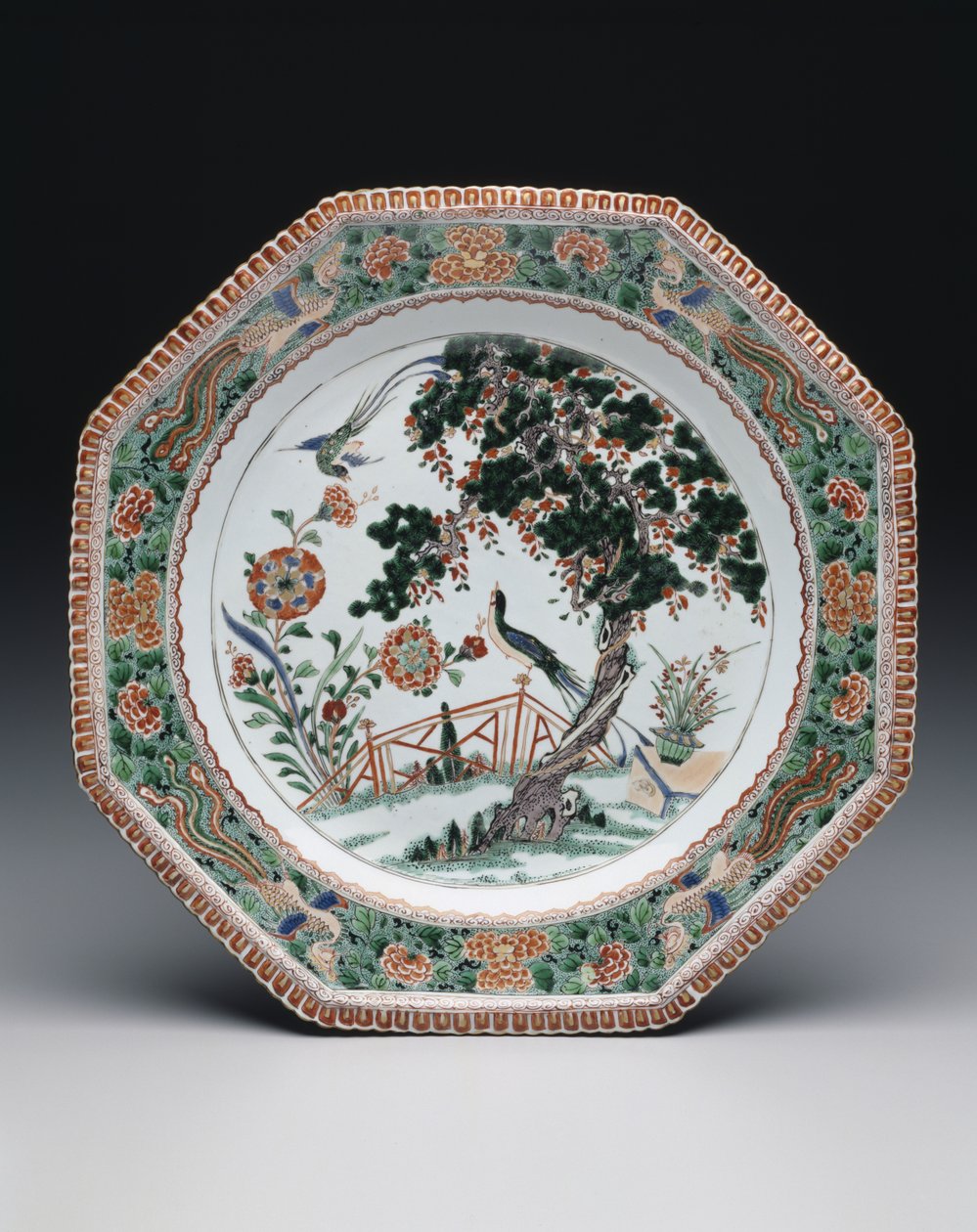 Tallrik, ca 1725-30 (porslin med överglasyr famille verte emaljer) av School Chinese