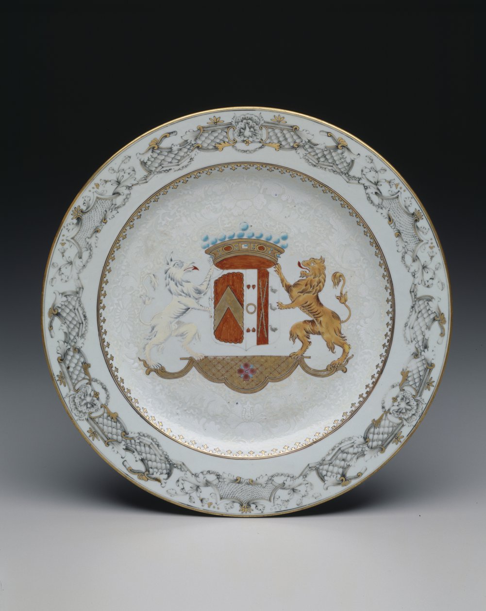 Tallrik med vapensköld, ca 1740 (porslin med färgade & grisaille emaljer) av School Chinese