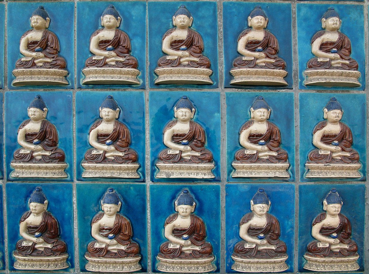 Liten Buddha-mur på ön Hydrangeas ("Qionghua") vid Beihai Park eller North Sea Park i Pekin. Fotografi, Leonard de Selva, Kina, 2006. av School Chinese
