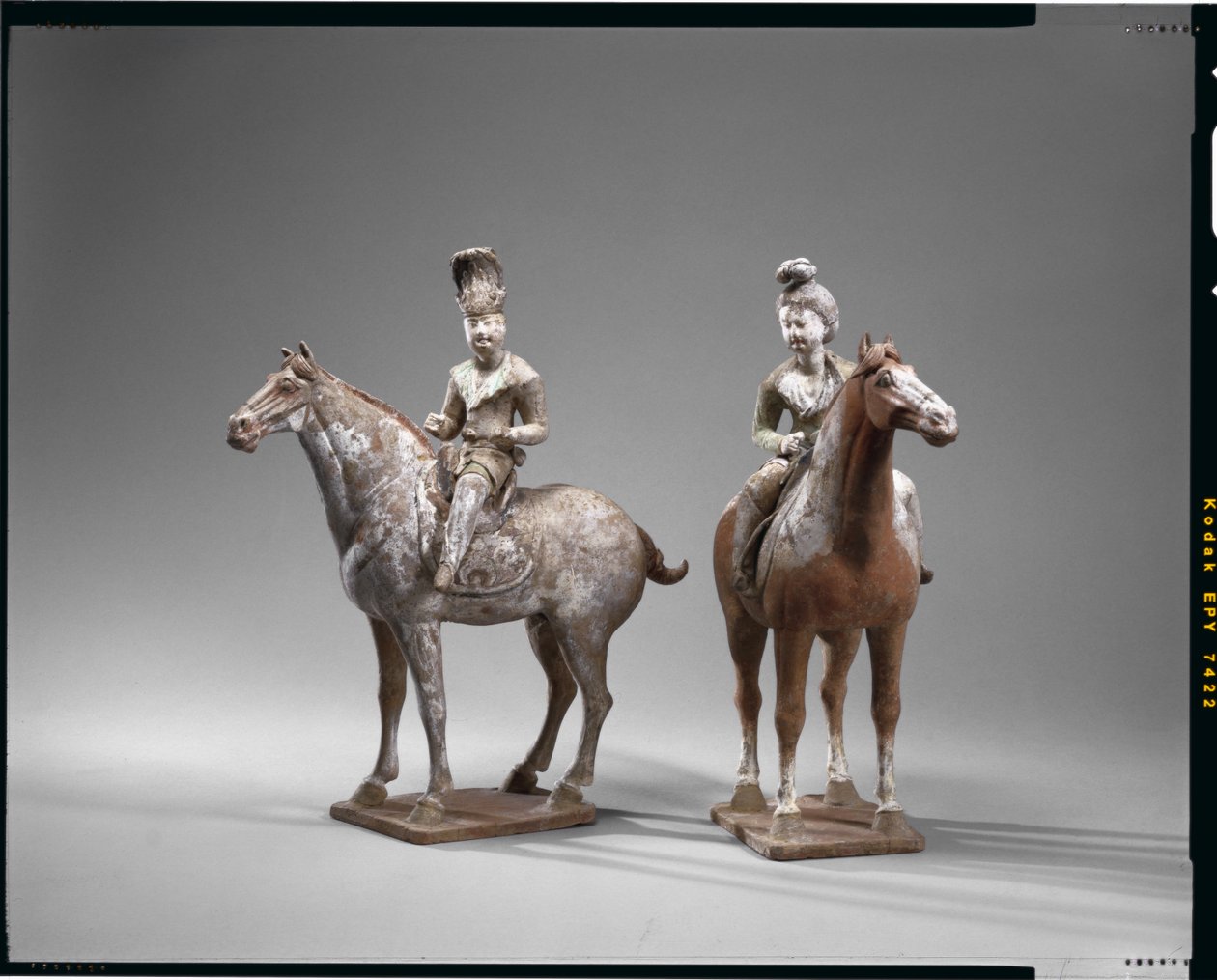 Två ryttarfigurer, Tangdynastin (lergods med pigment) av School Chinese