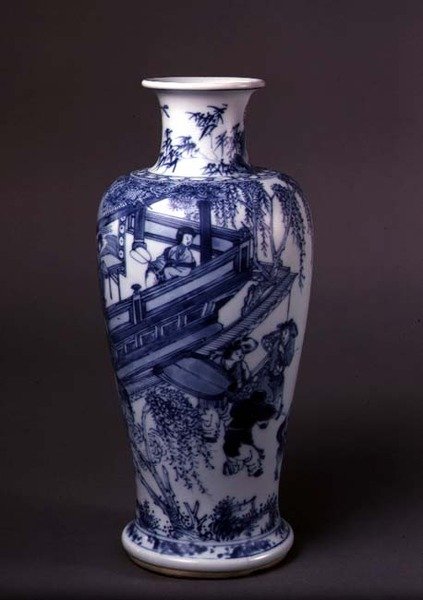 Vas föreställande en dam på en balkong, kinesisk, ca 1690-1710 (lergods med blå underglasyr) av School Chinese