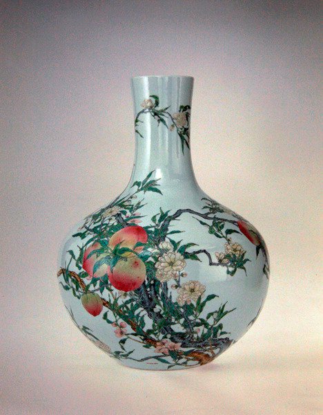 Vas med persikor, Qianlong Period (1736-95) (porslin med överglasyr emaljer) av School Chinese
