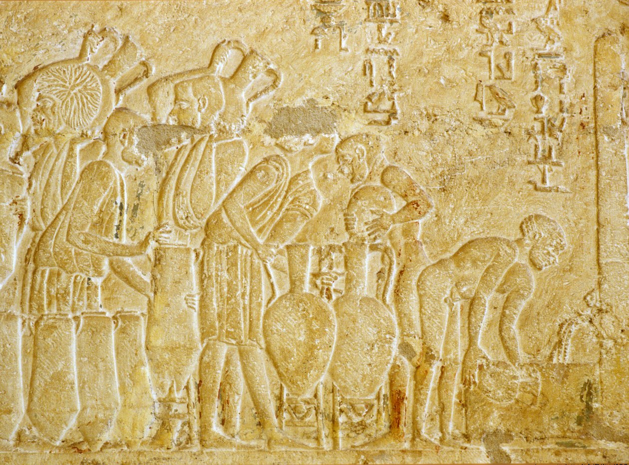 Forntida Egypten, Väggristning, Petosiris grav, 300 f.Kr., Tunael Gebel, Uppsamling och buteljering av vinet (foto) av School Egyptian