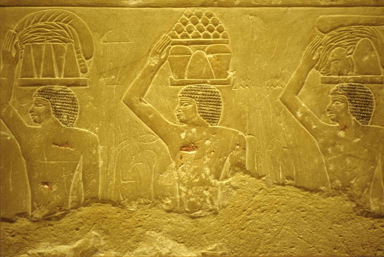 Forntida Egypten, Väggristning/-målning, Mastaba/Tomb of Idout, Saqqara, 2323-2150 f.Kr, Bärare med offergåvor (foto) av School Egyptian