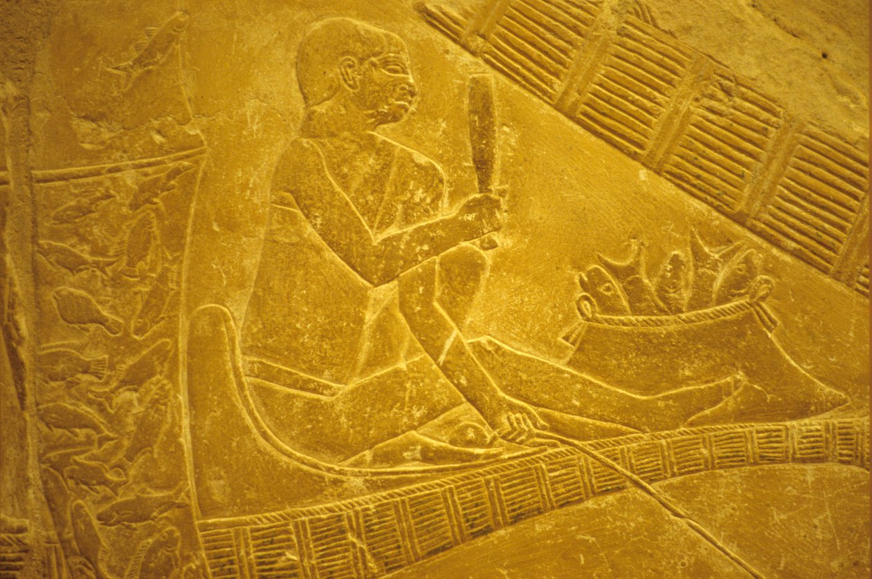 Forntida Egypten, Väggsnideri/målning, Mastaba/Tomb of Idout, Saqqara, Fiskare sitter på båtar och skalar fisk, 6:e dynastin (foto) av School Egyptian