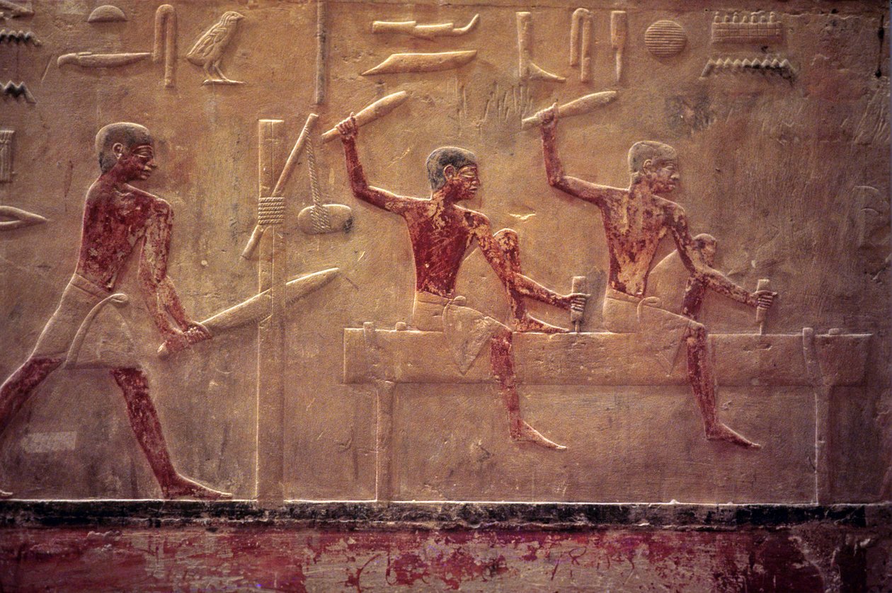 Forntida Egypten, Väggsnideri/målning, Mastaba/Tomb of Ti, Saqqara, 5:e dynastin, Snickare sågar och hamrar, Formning av balk (foto) av School Egyptian