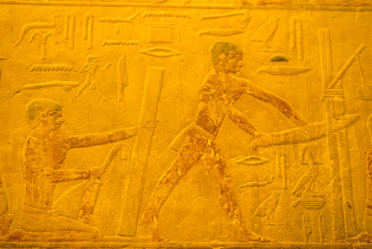 Forntida Egypten, Väggsnideri/målning, Mastaba/Tomb of Ti, Saqqara, 5:e dynastin, Snickare, hyvling och sågning av trä (foto) av School Egyptian
