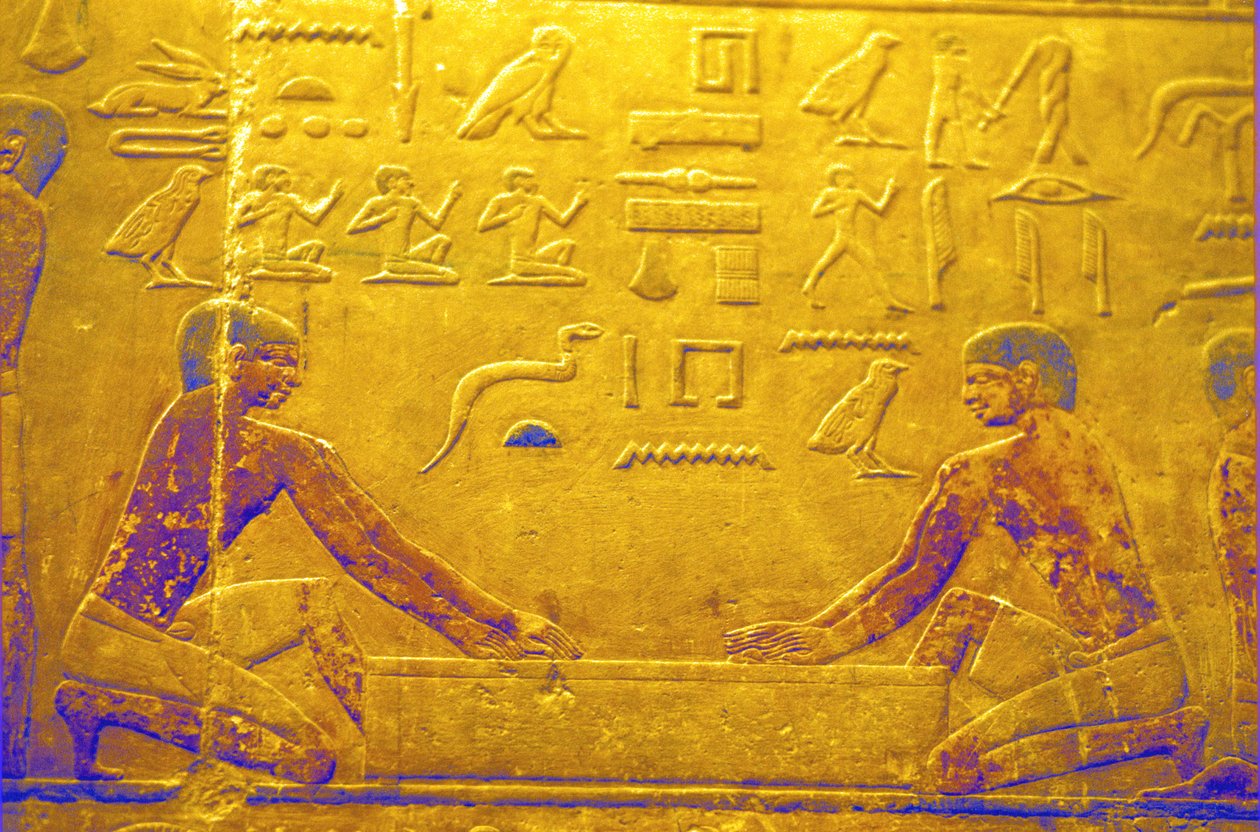 Forntida Egypten, Väggristning/-målning, Mastaba/Tomb of Ti, Saqqara, 5:e dynastin, Arbetare som polerar trä (foto) av School Egyptian