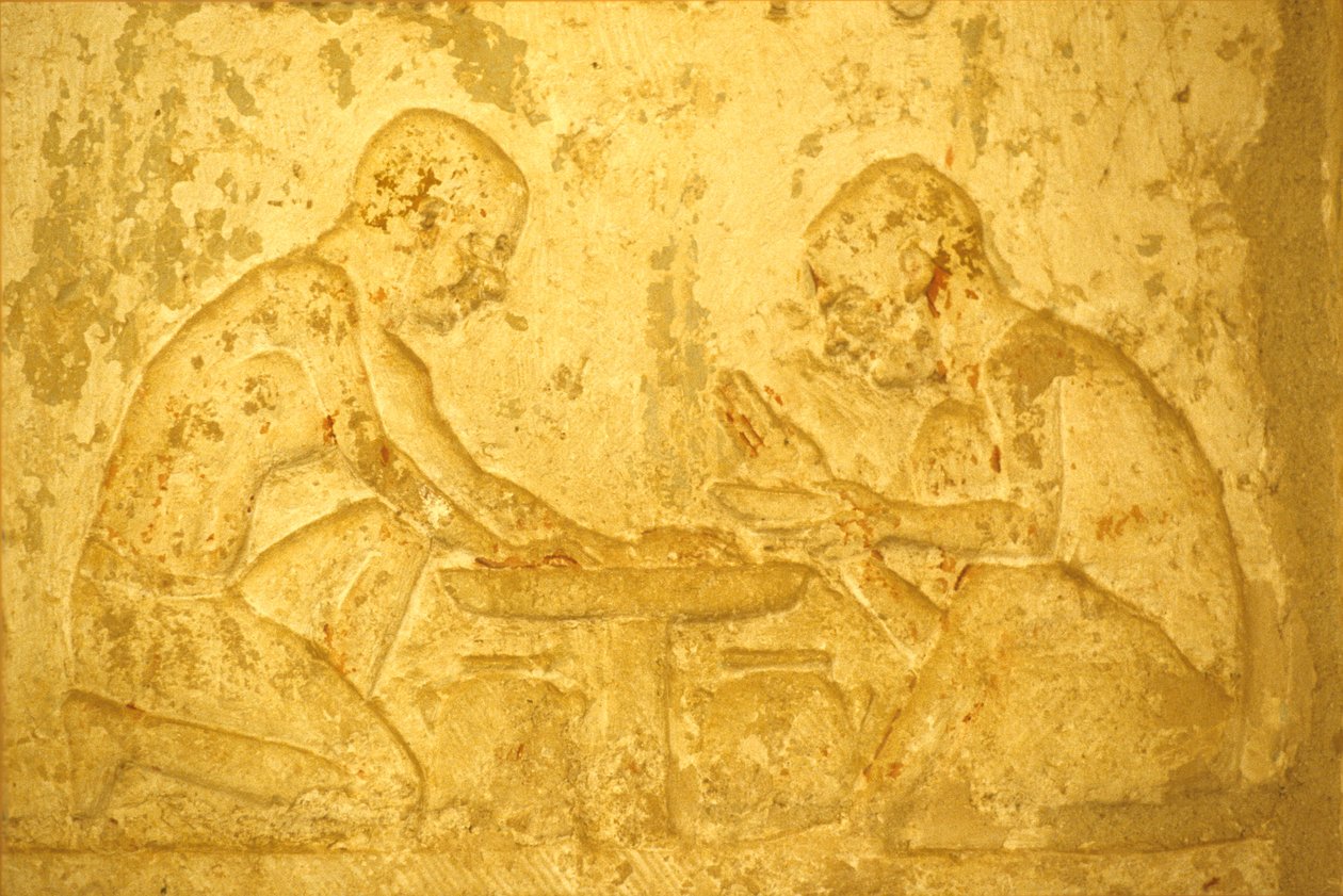Forntida Egypten, Väggristning/-målning, Petosiris grav, Tuna el Gebel, 300 f.Kr, Män tillverkar salvor (foto) av School Egyptian