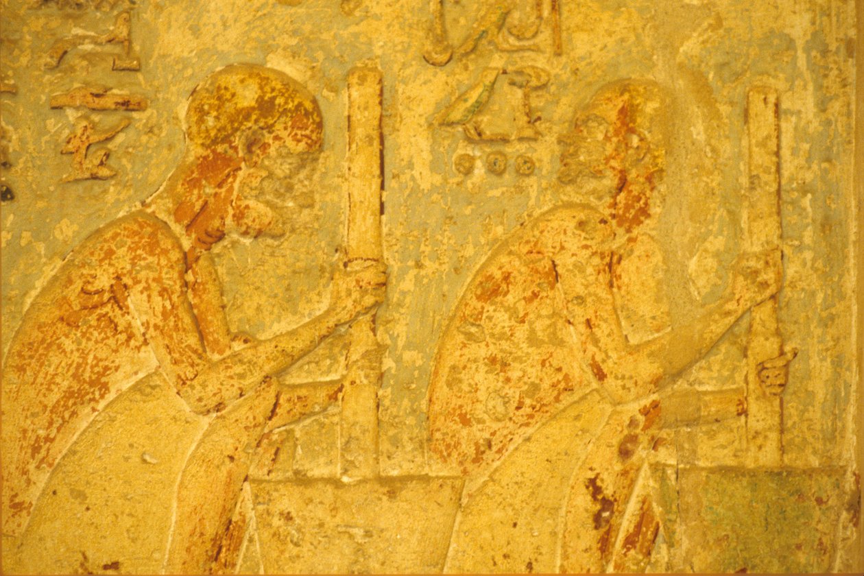 Forntida Egypten, Väggristning/-målning, Petosiris grav, Tuna el Gebel, 300 f.Kr, Arbetare använder mortel (foto) av School Egyptian