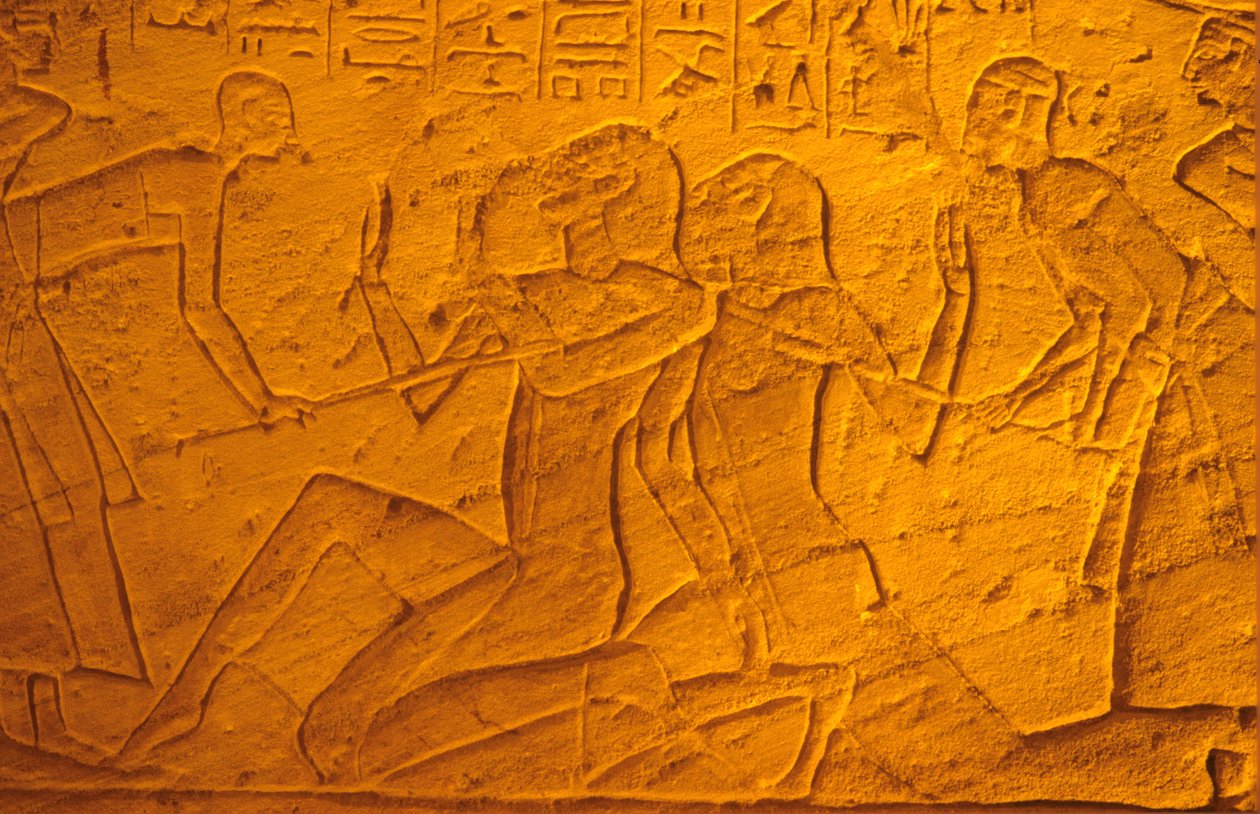 Forntida Egypten, Väggmålning/ristning, Hettitiska fångar blir slagna med käppar, Ramses II:s och Nefertaris tempel, Abu Simbe (foto) av School Egyptian