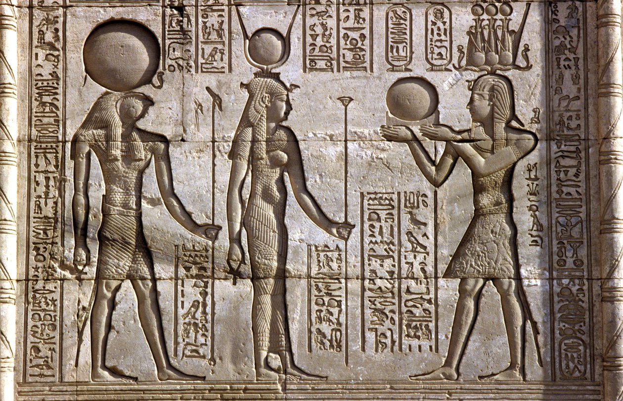 Forntida Egypten, Väggmålning/ristning, Horus och Isis får ett offer från faraon, Hathor-templet, Dendera (foto) av School Egyptian