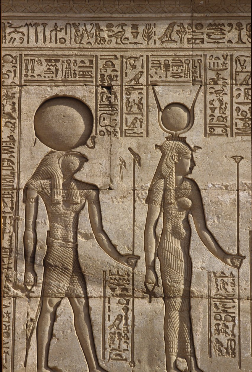 Forntida Egypten, Väggmålning/ristning, Horus och Isis tar emot en offergåva från faraon, Hathors tempel, Dendera (foto) av School Egyptian