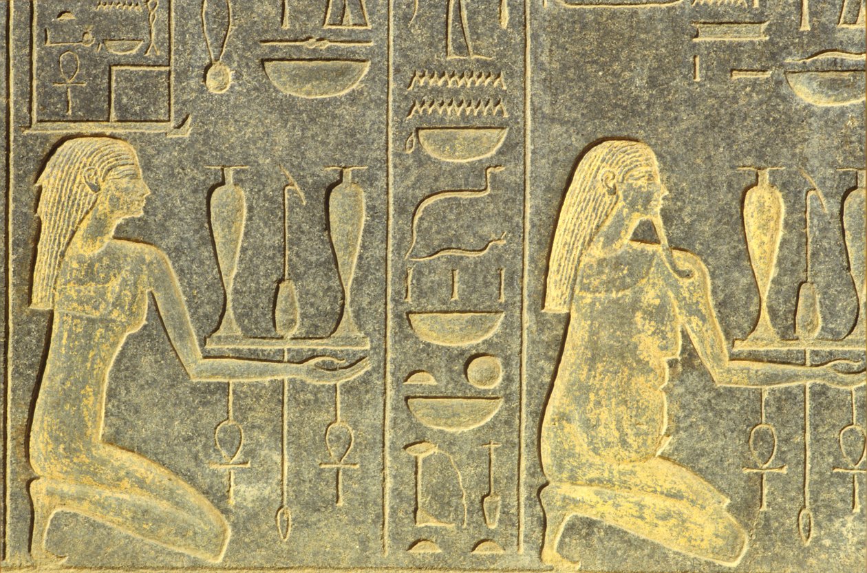 Forntida Egypten, Väggmålning/ristning, Nilens gudar knäböjer med brickor med offergåvor, Svart granit, Karnaktemplet, Luxor (foto) av School Egyptian