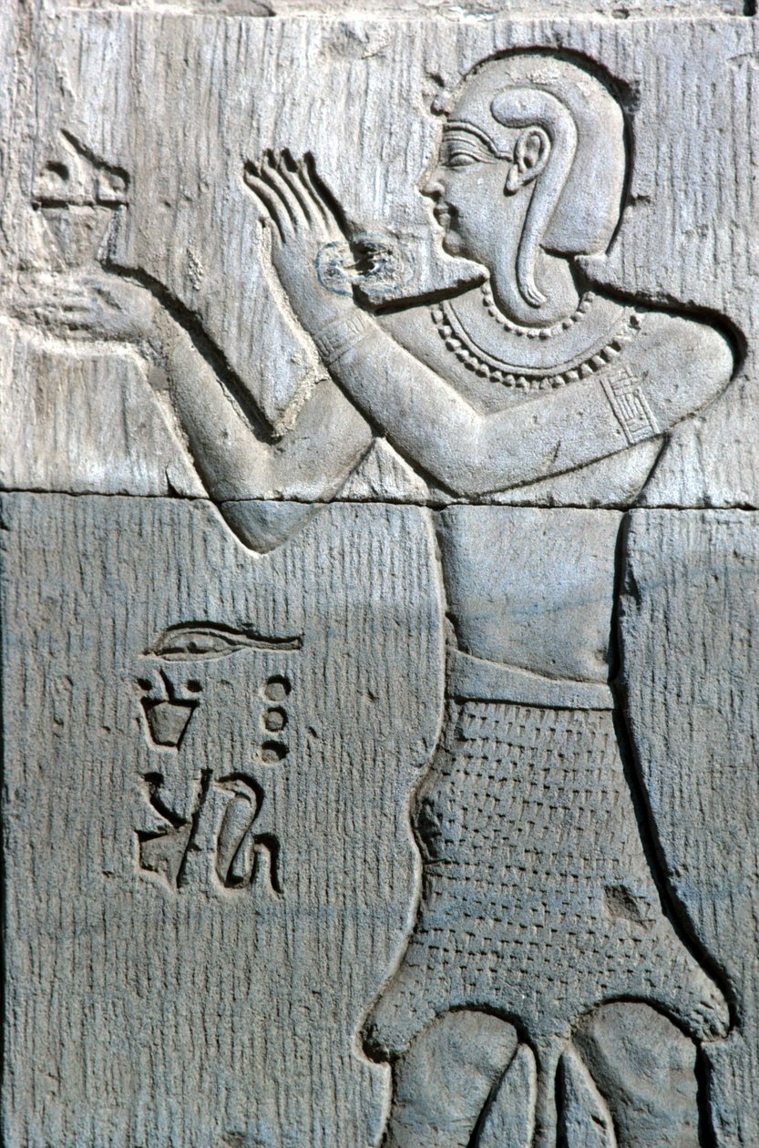 Forntida Egypten, Väggmålning/ristning, Präst med leopardskinn, erbjuder rökelse, Sebek- och Horustemplet Kom Ombo (foto) av School Egyptian