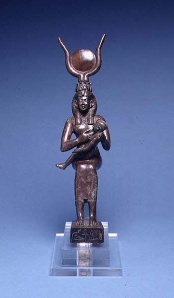 E.122-1954 Iris Nursing Horus (framifrån) egyptisk, 715-525 BC (kopparlegering) (se även 89138) av School Egyptian
