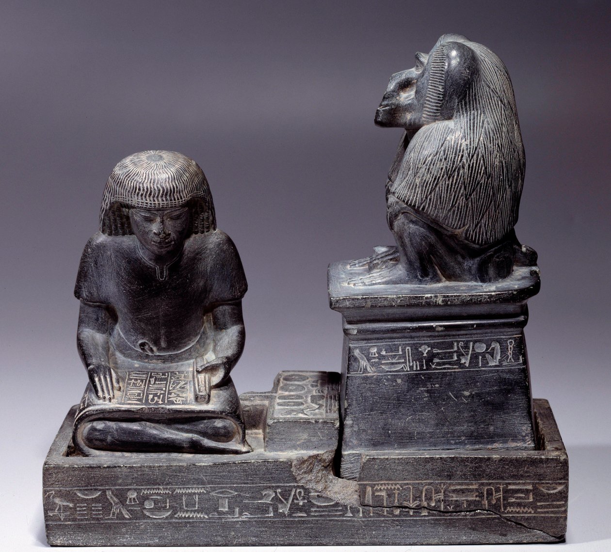 Egyptian Antiquitis: Skrivaren Nebmertouf och apan Thot, skriftens gud och skriftlärdes beskyddare. Skifferskulptur. Regne av Amenophis III (1391-1353) av School Egyptian