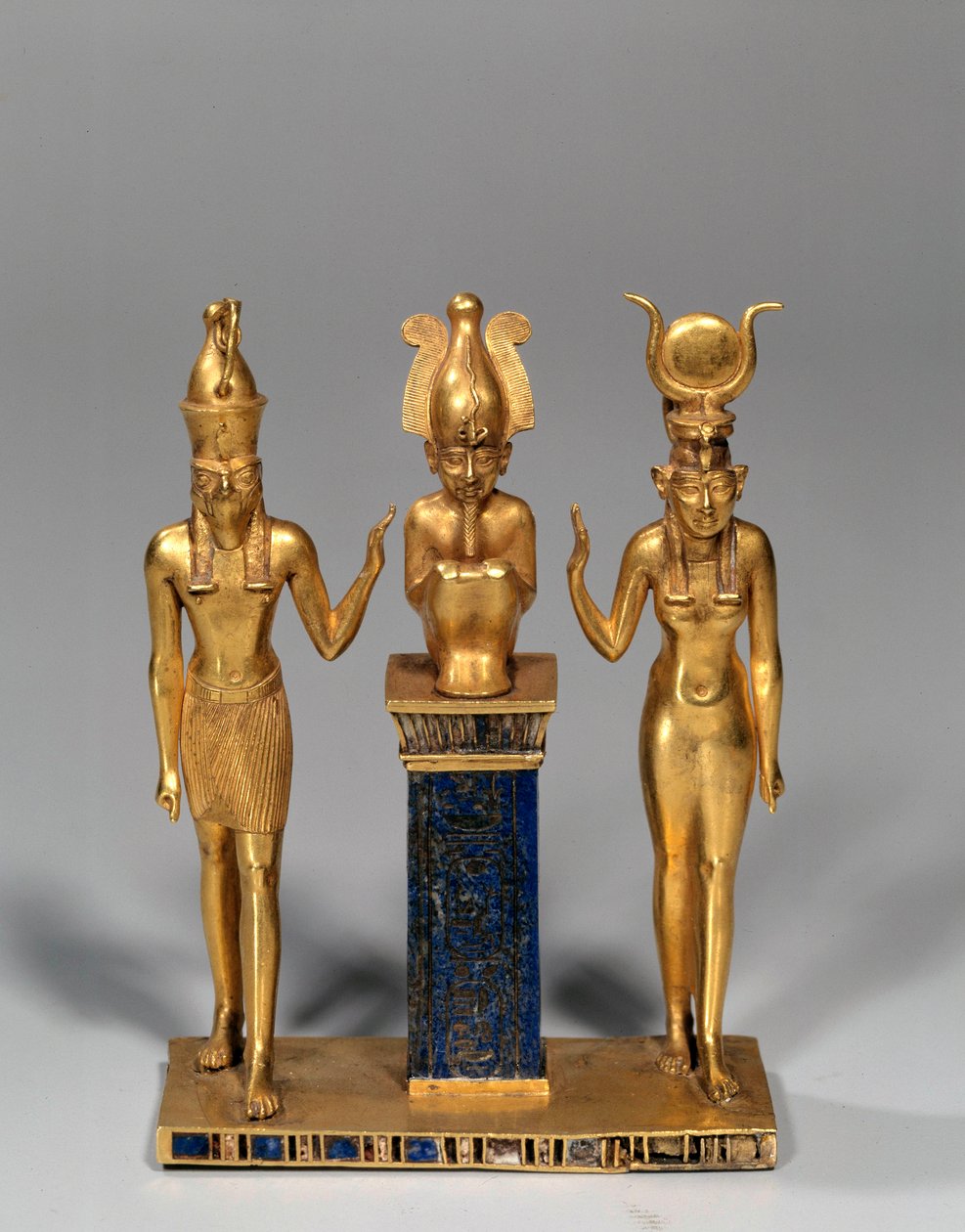Egyptisk antikvitet: Osirisk triad i namnet Osorkon (Osiris omger av Isis och Horus. Guldhänge och lapis lazuli (lapis lazuli). 22:a dynastin, lågperiod. Paris, Louvren av School Egyptian