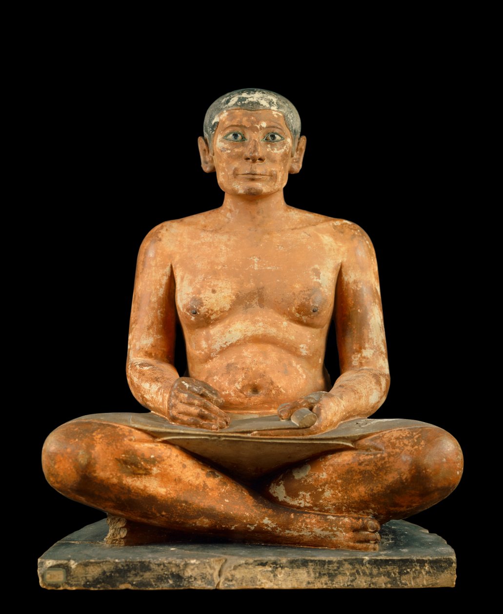 Egyptisk antikvitet: ”” Skrivaren sitter på huk”” Staty i kalksten, albaster och bergskristall. Kommer från sakkarah (Saqqara) (cirka 2620 - 2350 f.Kr.). 4:e eller 5:e dynasti) Sön. 0 537 m, Musée du Louvren, Paris - Egyptisk antiken: "" Crouching Scribe S av School Egyptian