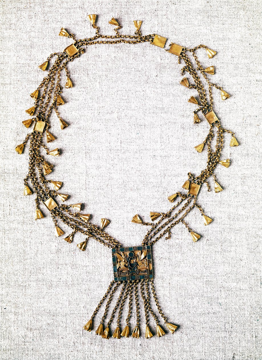 Egyptisk antikvitet: guldhalsband av farao Pinedjem. 21:a dynastin (ca 1069-945). Paris, Louvren av School Egyptian