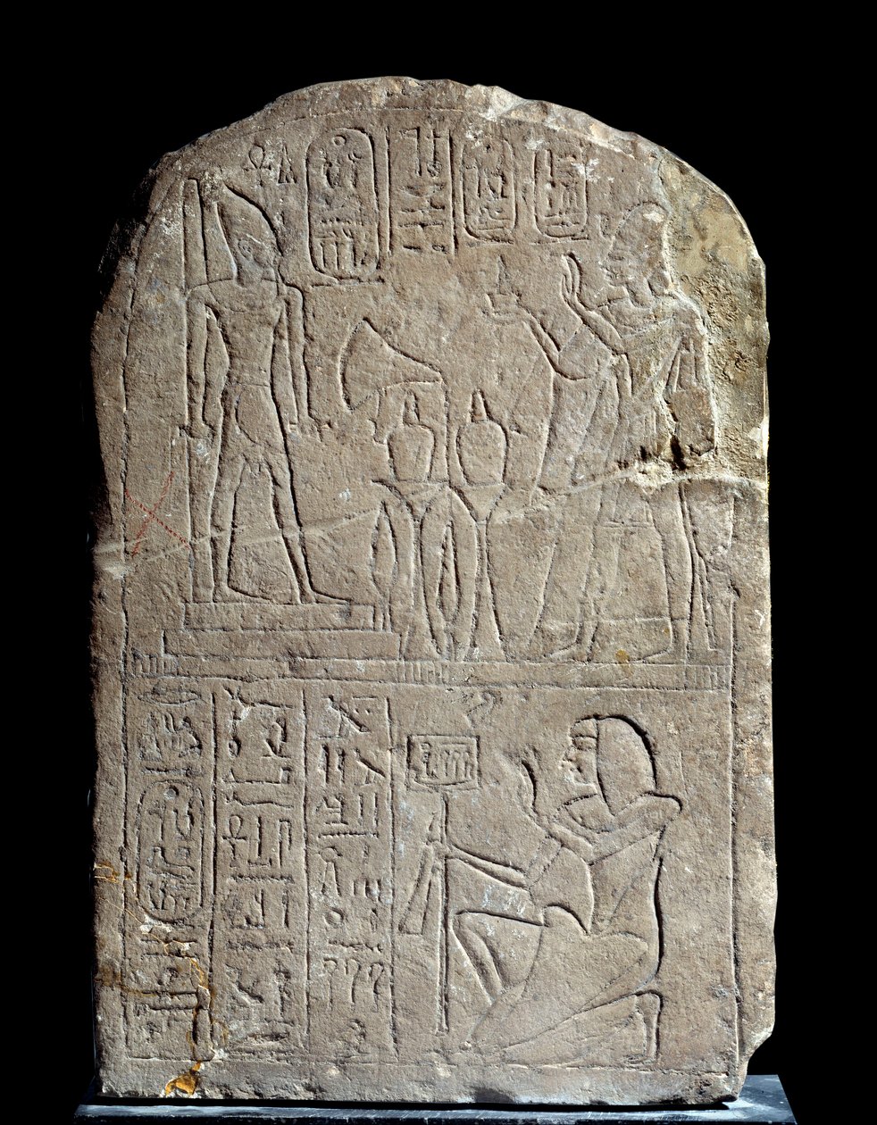 Egyptisk antikviteter: kalkstensstele i namn av kung Anyas skyltdörr. I hängaren erbjuder farao Ramses II rökelse till sin egen kolossala gudomliga staty. Ramses II:s regne (1279-1213 f.Kr.). Från serapeumet i Saqqara. Sol 0,44x0,3 m Paris, musee du Louvre av School Egyptian