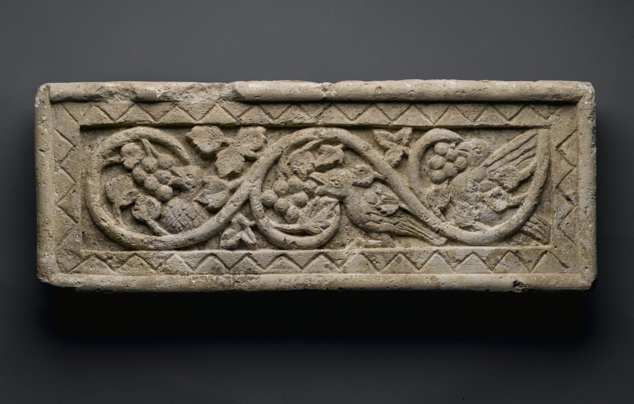 Relief av en växtrulle som omsluter fåglar och vindruvor, från Behnesa, 500-600-talet (kalksten) av School Egyptian