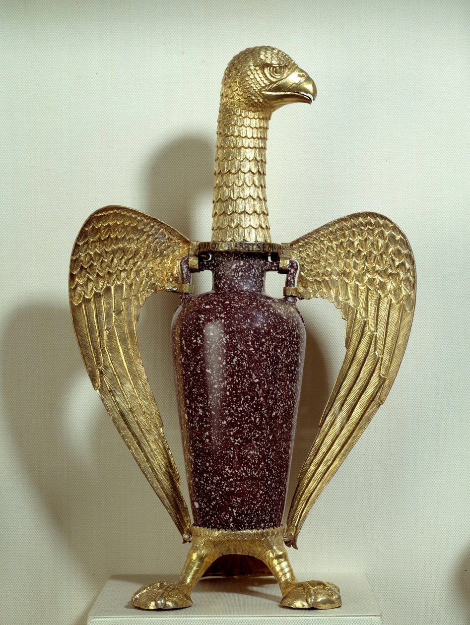 Vas känd som "Eagle" av Suger (abbe Suger): vas tillverkad i Egypten under romarriket och monterad på guld-silverstöd som representerar en örn tillverkad i Saint-Denis på 1100-talet. Det är en del av Tresor i klostret Saint-Denis. Sön 0,43x0,27 m P av School Egyptian