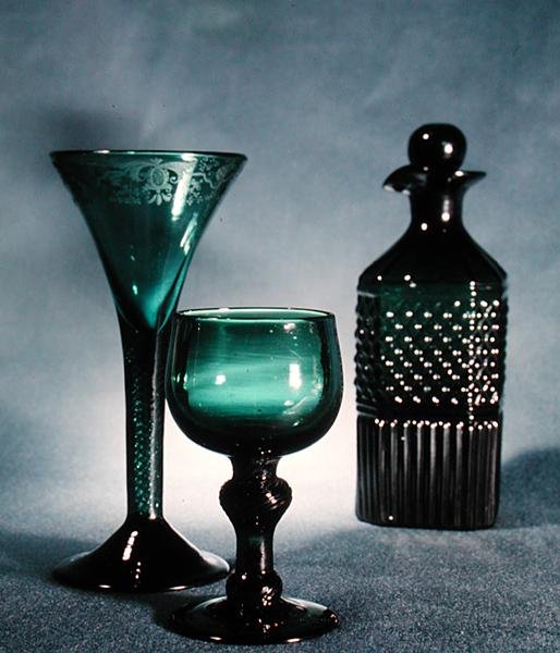 L till R: Dekorerat vinglas, runt glas och karaff, sent 1700-tidigt 1800-tal (grönt glas) av School English