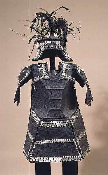 Ata Armour från Mindanao, Filippinerna (rotting belagd med harts och broderad med cowrie-skal) av School Filipino
