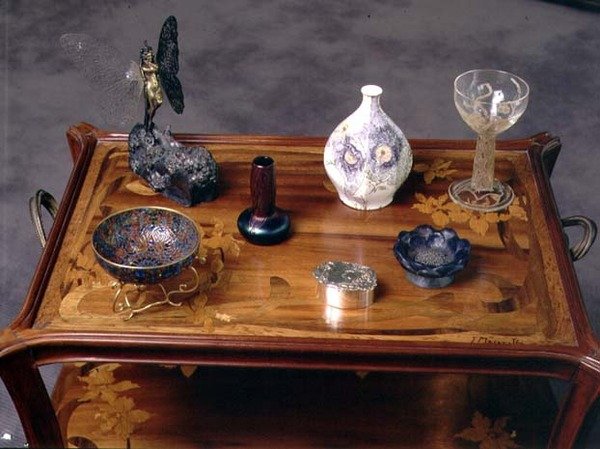 Loetz iriserande glasvas, en pate-de-verre rosett av Argy Rousseau och ett glas med formgjuten och etsad dekor av Lalique (foto) av School French