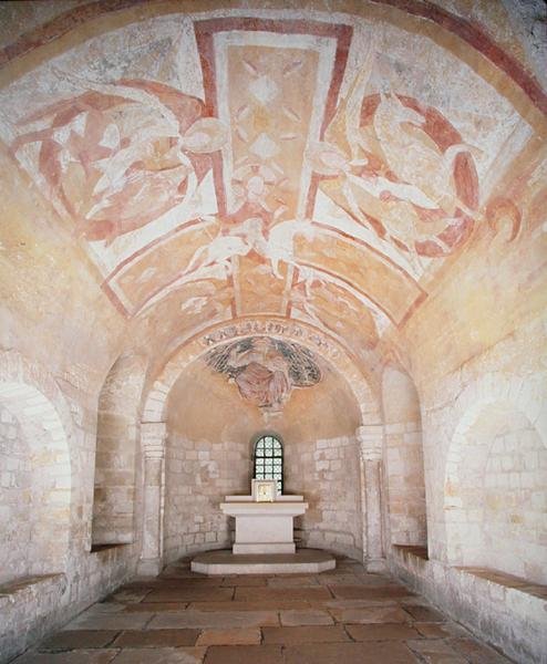 Kryptan, från den tidigare kyrkan från 1030, med fresker av Kristus på en vit häst omgiven av änglar, från 1100-talet (foto). av School French