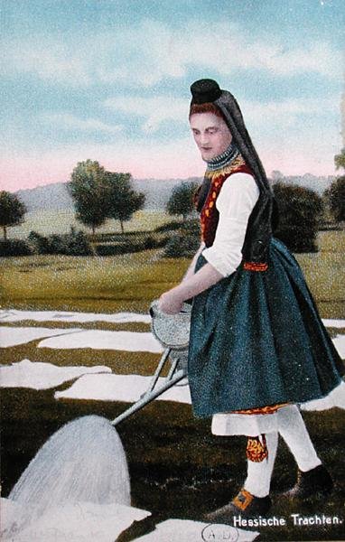 Vykort föreställande en piga från Hessen i Tyskland som tvättar kläder, f. 1914 (färg litho) av School German