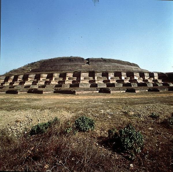 Utsikt över Nandangarh Stupa, som tros hålla Buddhas aska (foto) av School Indian