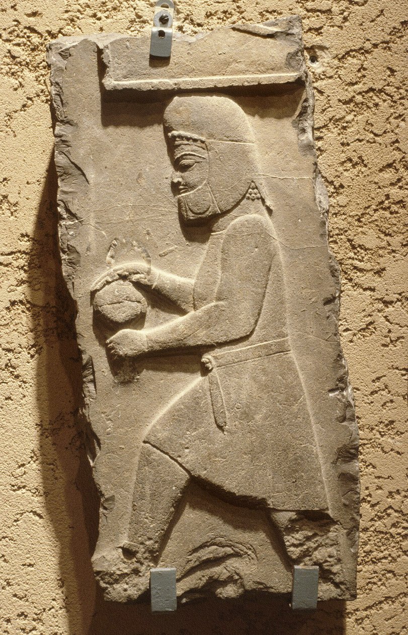 En mede vid det kungliga hovet i Persepolis med ett täckt fartyg, Achaemenid, ca. 500 f.Kr. (kalksten) av School Iranian