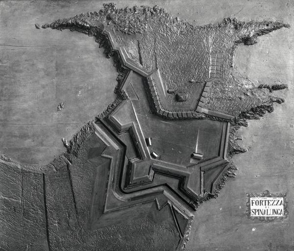 En reliefkarta över den venetianska fästningen vid Spinalonga, Kreta 1619 (s/v foto) av School Italian
