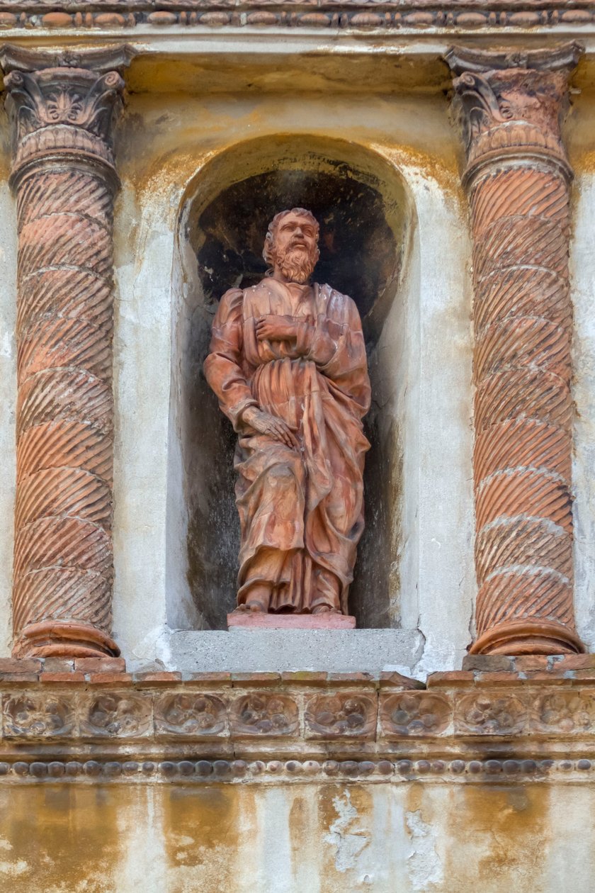 Helgonfigur, terrakottastaty i nisch av Palazzo Valenti Gonzaga, kallad Casa Guerrina, i Fancellian stil, Via Frattini 5, Mantua (UNESCOs världsarvslista, 2008), Lombardiet, Italien av School Italian