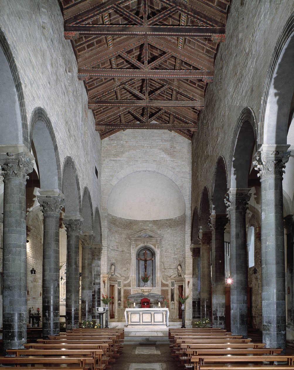 Interiörvy av apostlarnas kyrka av School Italian