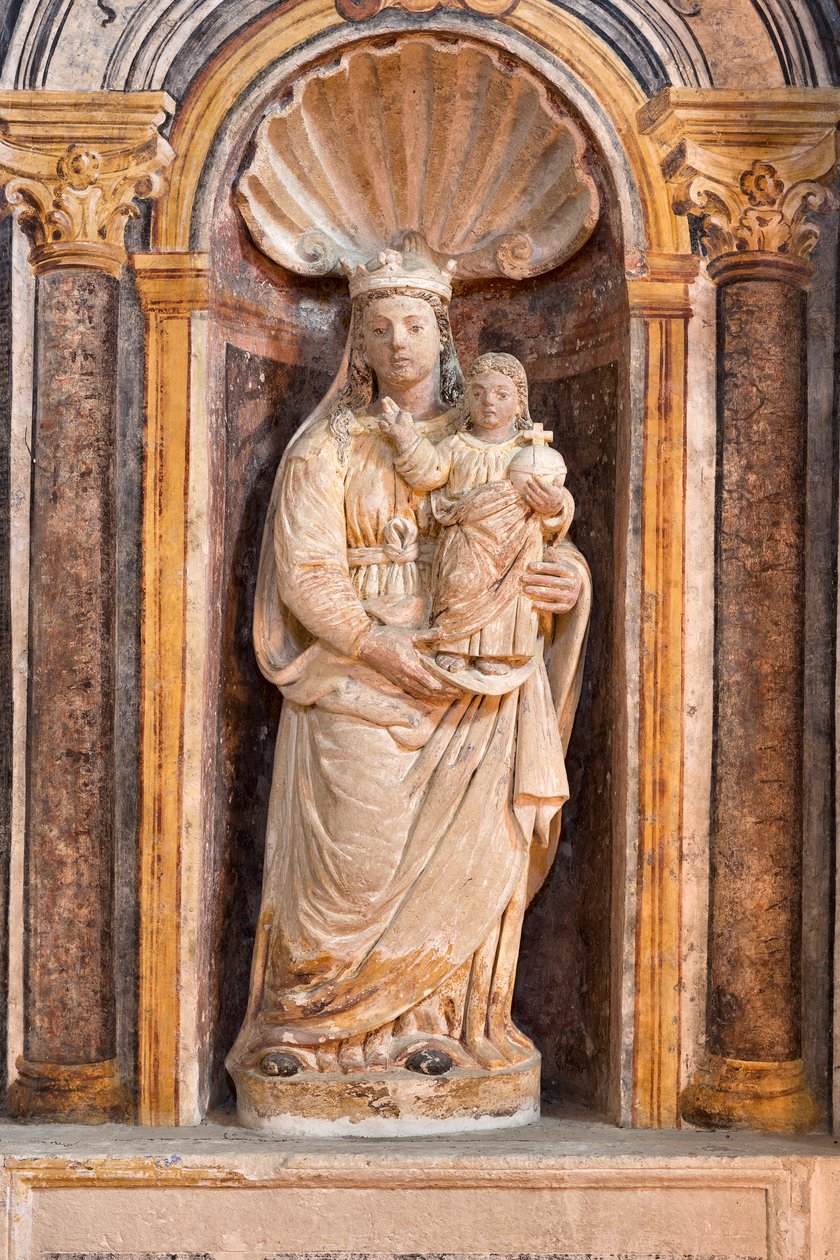 Staty av madonnan och barnet i kyrkan Santa Maria della Palomba, Matera Italien av School Italian