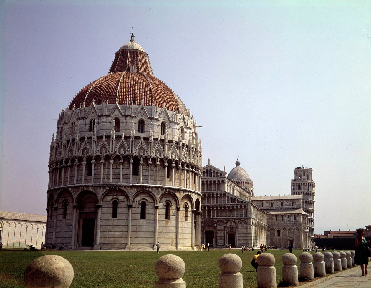 Medeltida arkitektur: utsikt över Baptistere (byggd mellan 1153 och 1353), kupolen (katedralen eller Duomo) och tornet (startat 1064) i Pisa på Campo dei Miracoli (Piazza des Miracles), Italien. av School Italian