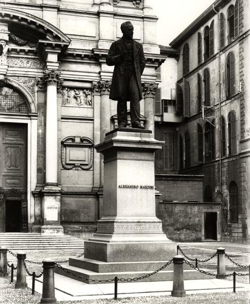 Monument till Alessandro Manzoni (1785-1873) (brons) (s/v foto) av School Italian