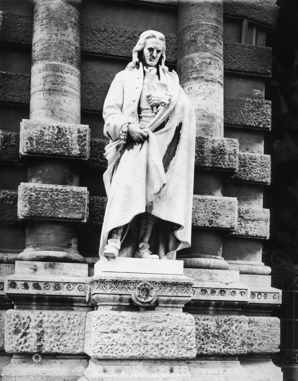 Staty av Giambattista Vico (1668-1744) (marmor) (s/v foto) av School Italian