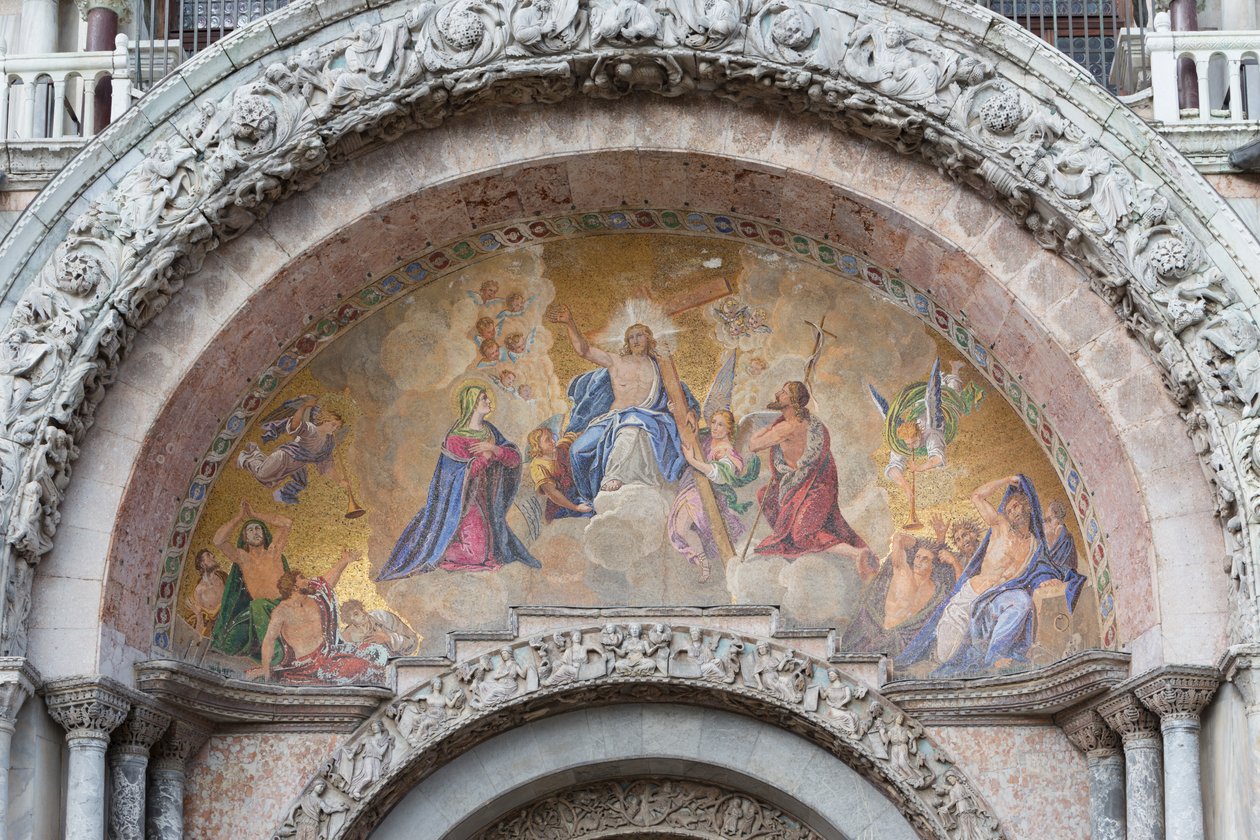 Den uppståndne Kristus mosaik över ingången till Basilica di San Marco, Piazza San Marco, Venedig, Italien (mosaik) av School Italian